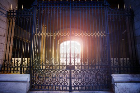Foto de Puertas de entrada al Palacio Real de Madrid con luz del atardecer subflare - Imagen libre de derechos