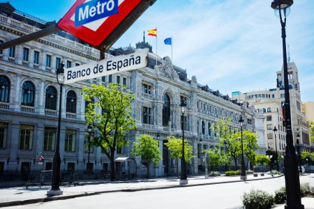 Téléchargez les photos : Panneau Banco de Espana ou station de métro Bank of Spain près du bâtiment du gouvernement sur la rue Calle Alcala, Madrid - en image libre de droit