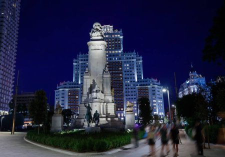 Foto de Monumento a Miguel de Cervantes iluminado por la noche en Madrid, España en el centro de la Plaza Espana - Imagen libre de derechos