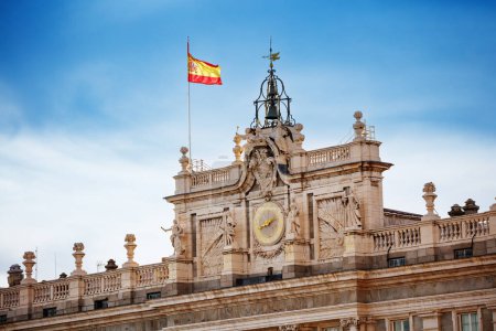 Téléchargez les photos : Drapeau national espagnol sur le Palais Royal de Madrid au Palacio Real close image - en image libre de droit