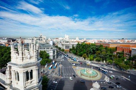 Panorama et paysage urbain de Madrid avec la place de Cibeles au premier plan depuis le bureau d'observation du Palais des Comunicaciones