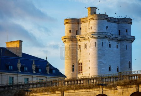 Foto de Murallas a Donjon del castillo de Vincennes antigua fortaleza y residencia real de tipo francés cerca de París - Imagen libre de derechos