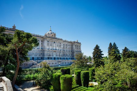 Foto de Panorama de jardín y El Palacio Real de Madrid o Palacio Real, España - Imagen libre de derechos
