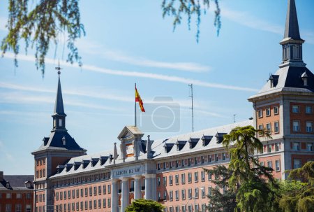 Téléchargez les photos : Drapeau espagnol sur le bâtiment du quartier général de la Force aérienne sur la rue de la Princesa - en image libre de droit