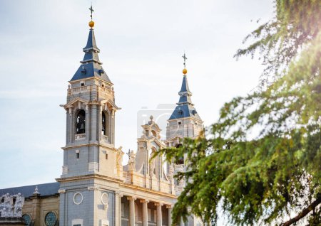 Foto de Cerrar foto de los campanarios de la Catedral de la Almudena en la Plaza de la Armería de Madrid - Imagen libre de derechos