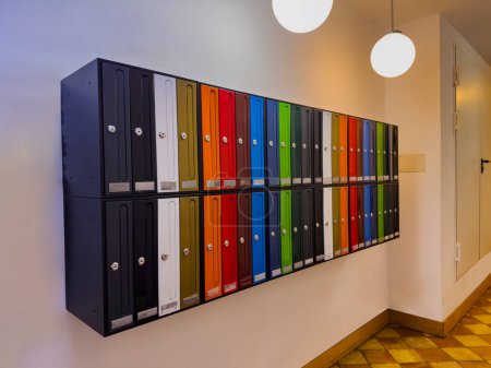 Téléchargez les photos : Groupe de nombreuses belles boîtes aux lettres colorées dans l'immeuble de l'appartement espagnol - en image libre de droit
