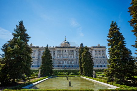 Téléchargez les photos : Fontaine dans le jardin et le Palais Royal de Madrid ou Palacio Real - en image libre de droit