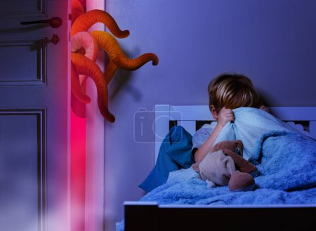 Foto de Niño en el dormitorio esconderse debajo de la manta de monstruo de pesadilla con tentáculos entrar en la habitación - Imagen libre de derechos