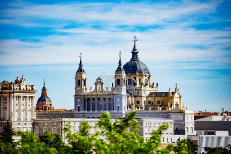 Téléchargez les photos : Paysage urbain de Madrid et toits flèche de Catedral de la Almudena à la place Armeria place de la ville - en image libre de droit