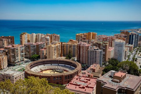 Téléchargez les photos : Place de Toros ou arène de La Malagueta à Malaga, Andalousie, Espagne sur le paysage urbain et la mer Méditerranée - en image libre de droit