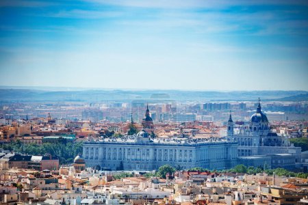 Téléchargez les photos : Panorama de la ville de Madrid et du Palais Royal vue sur le paysage urbain depuis le bureau d'observation - en image libre de droit