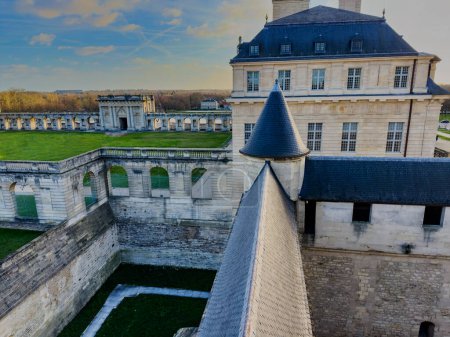 Foto de Techos y muros del castillo de Vincennes antigua residencia real de reyes franceses cerca de París - Imagen libre de derechos