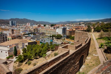 Foto de Murallas de la fortificación de Alcazaba en Málaga sobre el centro histórico de la ciudad, España - Imagen libre de derechos