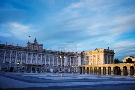 Téléchargez les photos : Palais Royal de Madrid et Place de la Armera au crépuscule - en image libre de droit