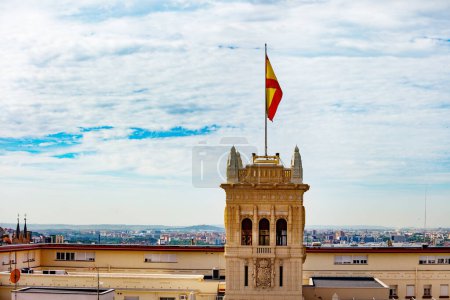 Foto de Bandera de España en la sede de la marina en Madrid o Cuartel General de la Armada en español sobre panorama urbano - Imagen libre de derechos
