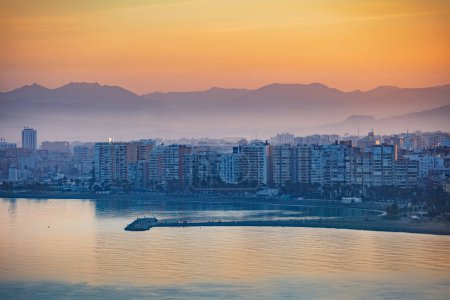 Téléchargez les photos : Vue panoramique depuis la mer Méditerranée de Malaga plage de la ville Playa de Huelin et promenade - en image libre de droit