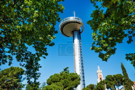 Foto de Faro de Moncloa torre de transmisión llamada faro con una plataforma de observación en Madrid, España sobre el museo de las Américas - Imagen libre de derechos