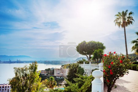Téléchargez les photos : Promenade balustrade sur la ville de Malaga et la mer Méditerranée avec un littoral plein d'arbres, de fleurs - en image libre de droit
