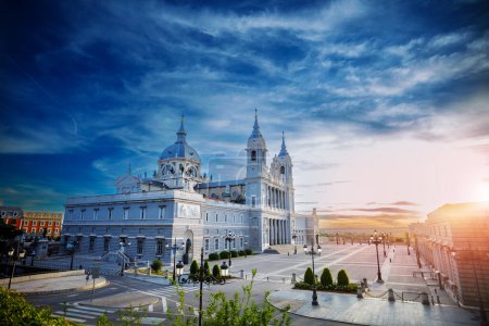 Foto de Panorama de la Catedral de la Almudena desde el Jardín de la Larra y Plaza de la Armería en Madrid - Imagen libre de derechos