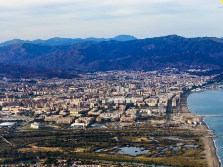 Foto de Vista de las casas de pueblo de Málaga y la playa de la ciudad desde el avión, España, Europa - Imagen libre de derechos