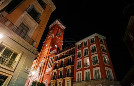 Téléchargez les photos : Eglise de Sainte Croix ou Parroquia de Santa Cruz en vue espagnole pendant la nuit - en image libre de droit