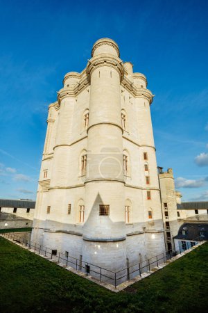 Téléchargez les photos : Donjon du Château du château de Vincennes ancienne forteresse et résidence royale de type français près de Paris - en image libre de droit