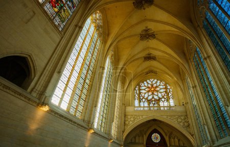 Téléchargez les photos : A l'intérieur de Sainte-Chapelle de Vincennes : chef-d'œuvre gothique à Vincennes, France, avec la lumière du soleil passant à travers des vitraux vibrants - en image libre de droit