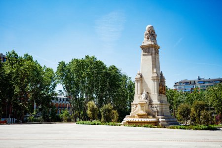 Téléchargez les photos : Place d'Espagne ou Plaza Espana et Monument à Miguel de Cervantes pendant l'été - en image libre de droit
