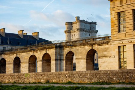 Téléchargez les photos : Panorama des murs du Donjon du Château de Vincennes ancienne forteresse et résidence royale de type français près de Paris - en image libre de droit