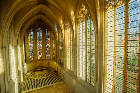 Téléchargez les photos : Intérieur de la Sainte-Chapelle de Vincennes gothique : à Vincennes, France, avec la lumière du soleil passant par des vitraux vibrants - en image libre de droit