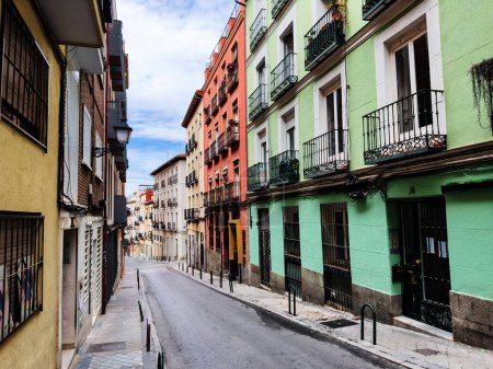 Téléchargez les photos : Rue typique du centre-ville de Madrid avec ses maisons colorées et ses balcons, Espagne - en image libre de droit