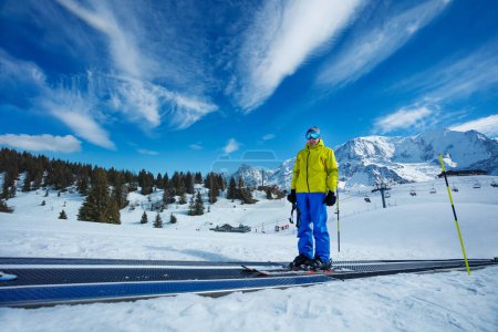 Foto de Hombre de pie en la pasarela en movimiento alfombra mágica en montaña estación de esquí alpino - Imagen libre de derechos