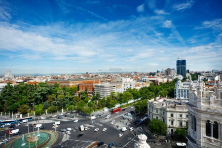 Foto de Paisaje urbano de Madrid con Plaza de Cibeles en primer plano desde el mostrador de observación del edificio del Palacio de Comunicaciones - Imagen libre de derechos