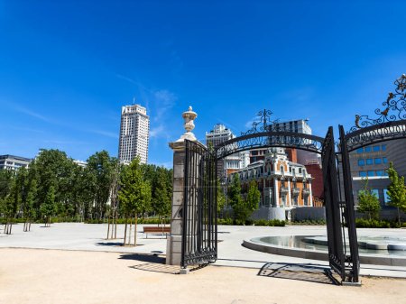 Téléchargez les photos : Portes au centre-ville de Madrid ou parc Plaza Espana par une chaude journée d'été avec ciel clair, capitale de l'Espagne - en image libre de droit