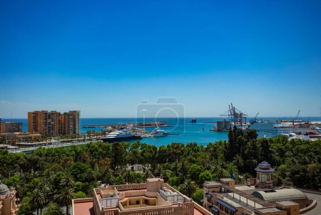 Foto de Panorama del paisaje urbano del Ayuntamiento de Málaga y vista al puerto desde arriba - Imagen libre de derechos