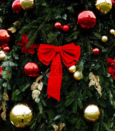 Foto de Adornos del árbol de Navidad foto detallada con gran lazo rojo y bolas en el pino de la calle en el mercado - Imagen libre de derechos