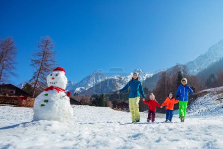 Foto de Hermoso paseo familiar en los Alpes franceses disfrutando de la naturaleza franca y la temporada de invierno en el resort - Imagen libre de derechos