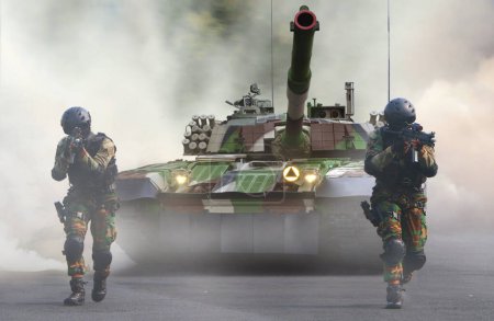 Foto de Fuerzas especiales militares y tanques que se mueven en la calle bajo la cortina de humo detrás de la línea enemiga - Imagen libre de derechos