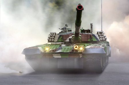 Foto de Tanque de batalla en guerra bajo tierra ahumada - Imagen libre de derechos
