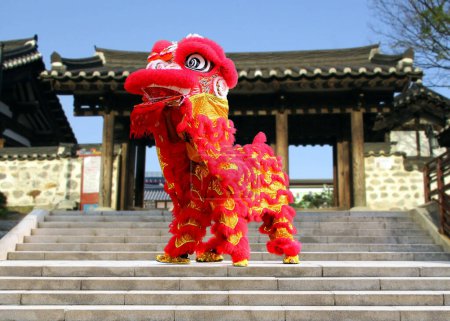 Foto de Chinese New Year lion dance celebration - Imagen libre de derechos