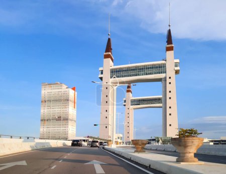 Foto de Kuala Terengganu, Malasia- Junio, 06 2023: Hermoso puente de tiro Terengganu. El puente recién acuñado proporciona conexión por carretera entre el continente Kuala Terengganu y Seberang Takir - Imagen libre de derechos
