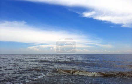 Foto de Mar abierto con cielo azul nublado - Imagen libre de derechos