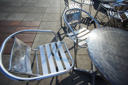 Téléchargez les photos : Tables et chaises en métal dans la rue extérieure caf - en image libre de droit