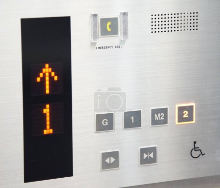 Téléchargez les photos : Panneau de commande avec boutons et affichages pour faire fonctionner le plancher de destination dans l'ascenseur du bâtiment - en image libre de droit