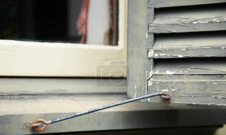 Téléchargez les photos : Bouchons pour vieux murs extérieurs et volets de fenêtres en bois dans la maison - en image libre de droit
