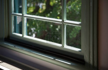 Téléchargez les photos : Par la fenêtre de la lumière du soleil qui brille par la fenêtre par une journée ensoleillée - en image libre de droit