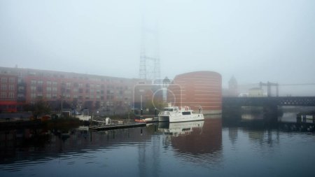 Foto de NORWALK, CT USA - 4 DE NOVIEMBRE DE 2022: Niebla matutina cerca del Teatro Imax y acuario Matitime con puente de barco y ferrocarril - Imagen libre de derechos