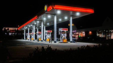 Téléchargez les photos : NORWALK, CT, USA - 25 NOVEMBRE 2022 : Station essence vide Shell au Black Friday matin - en image libre de droit
