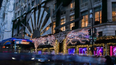 Téléchargez les photos : NEW YORK, NY, USA - 10 DÉCEMBRE 2022 : Vue de la 5ème avenue animée près du magasin décoré Saks - en image libre de droit