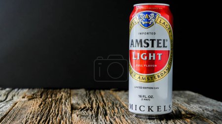 Foto de NORWALK, CT, EE.UU. - 29 DE ABRIL DE 2022: Amstel light edición limitada de cerveza Phil Mickelson - Imagen libre de derechos